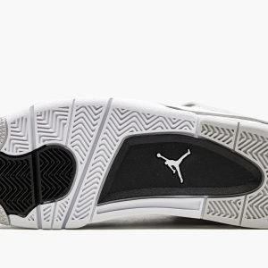 We now have a closer look of the Motorsports Air Jordan 4
