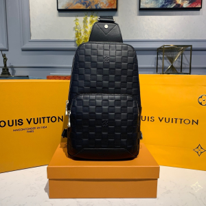 Incantevole portafogli Louis Vuitton in pelle taiga nera