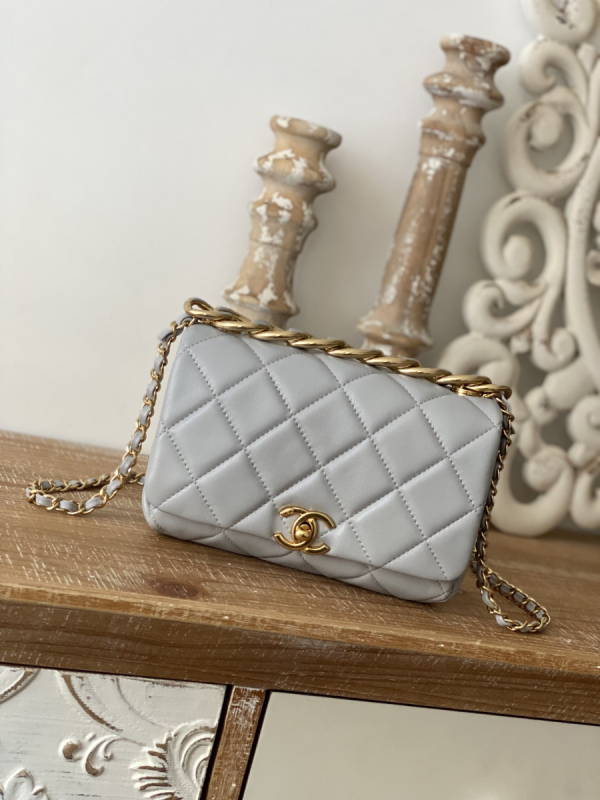 Chanel diagonal quilted online flap bag