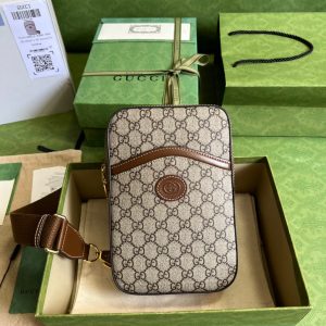 gucci sling backpack with interlocking g beige and ebony gg supreme canvas for men 94in24cm gg 696016 92thg 8563 2799 617