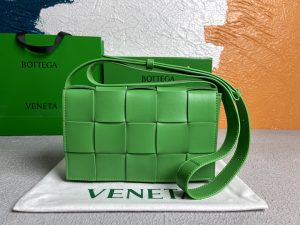 Bottega Veneta Cassette Parakeet, For Women, Women’s Bags 9.1in/23cm 578004VMAY13724  - 2799-672