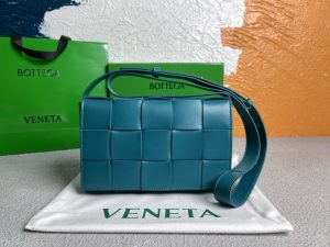 bottega veneta cassette blaster for women womens bags zip-around 91in23cm 578004vmay14636 2799 673
