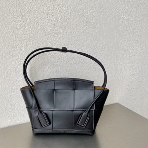 bottega veneta arco bag for women 12in33cm in black 2799 779
