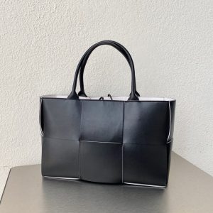 2 Stretch bottega veneta arco tote bag for women 1614in41cm in black 609175vmay31283 2799 782