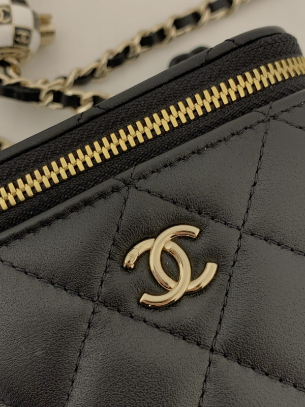 Chanel vanity discount with chain 2020