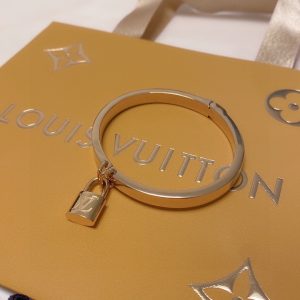 7 padlock bracelet gold for women 2799