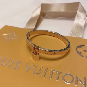 8 padlock bracelet gold for women 2799