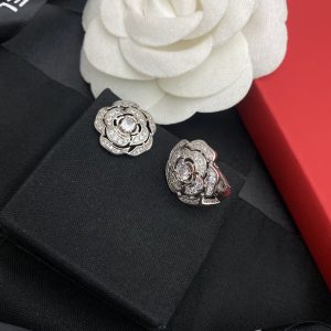 2 flower shape earrings silver tone for women 2799