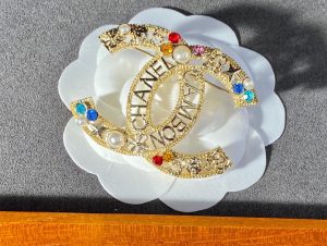 7 cc brooch with rhinestones and pearls gold tone for women 2799