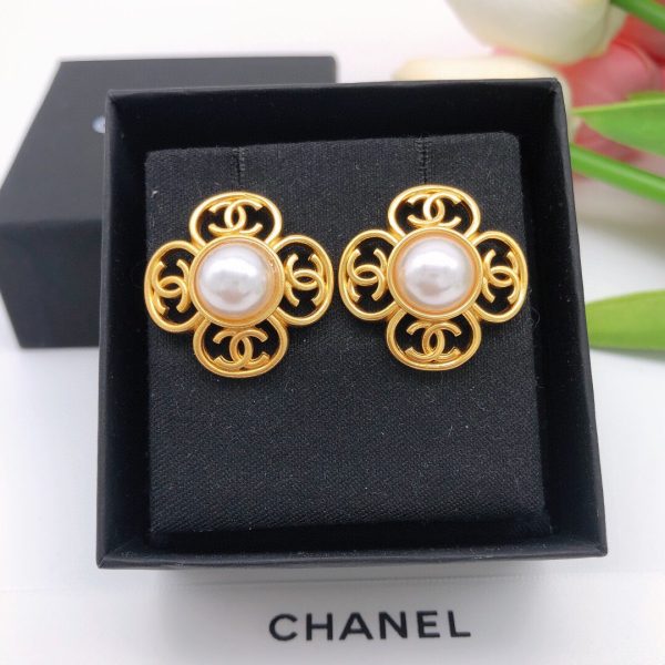 8 earrings gold for women 2799 1