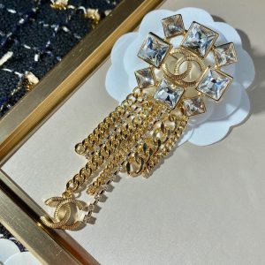 Chanel Pre-Owned 2017 crystal-embellished Iridescent clutch