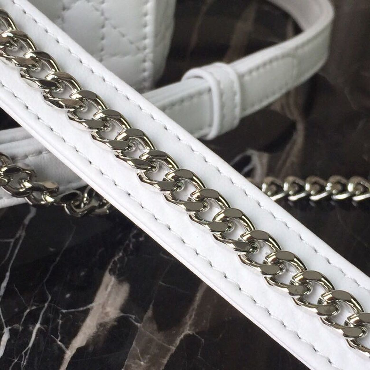 Acm Shop - VLogo chain shoulder bag - Garavani chain-strap Acm Shop - VLogo chain shoulder bag - Garavani chain-strap