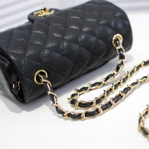chanel boy handbag in black quilted leather