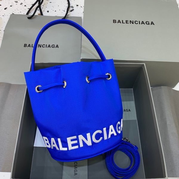 balenciaga le cagole medium bucket bag in blue for women womens saddle bags 7in18cm 9988