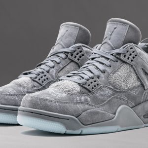 Jordan retro 4 x kaws hotsell