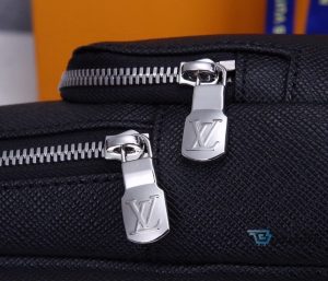 Louis Vuitton Avenue Sling Bag Taiga Black For Men Mens Bags Messenger And Crossbody Bags 12.2In31cm Lv M30443   2799