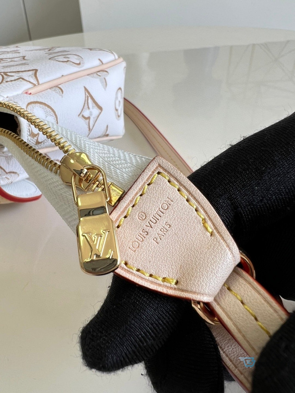 Louis Vuitton Maxi Multi Pochette Accessoires Handbag White For Women Womens Handbags Shoulder Bags And Crossbody Bags 9.3In27cm Lv M20920   2799
