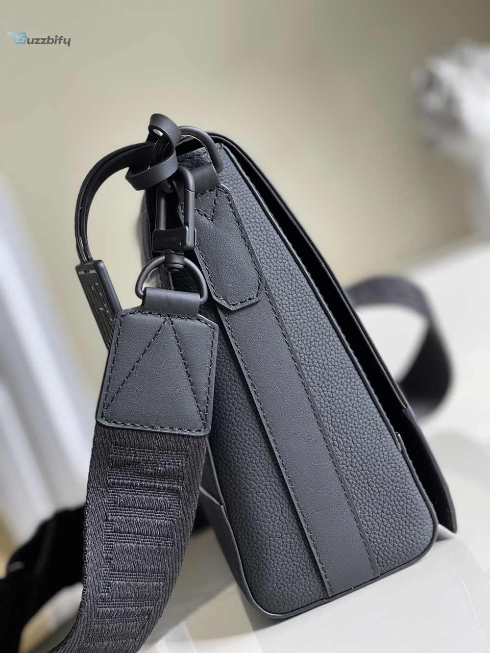 Louis Vuitton Messenger Grain Black For Men, Men’s Bags, Shoulder And Crossbody Bags 11in/28cm LV M57080
