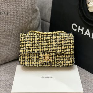 Elegante bolsito de mano Chanel de ante negro